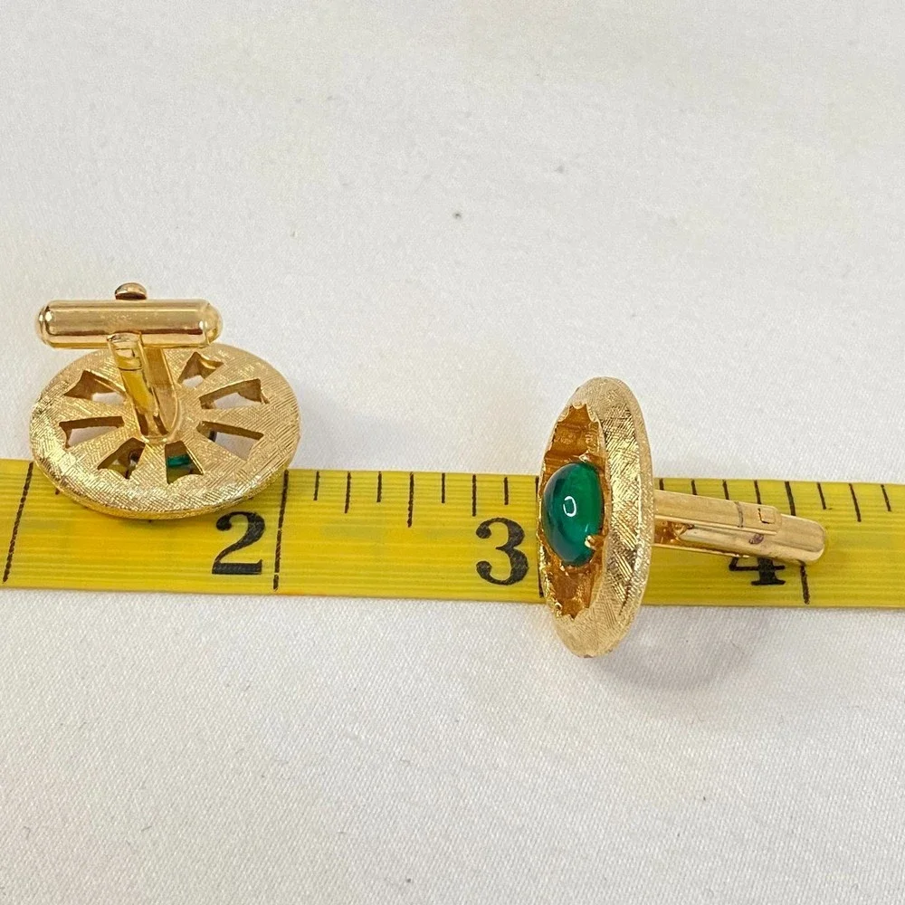 💎Cuff Links Mens Brushed Gold Tone Metal Setting Central Green Stone
